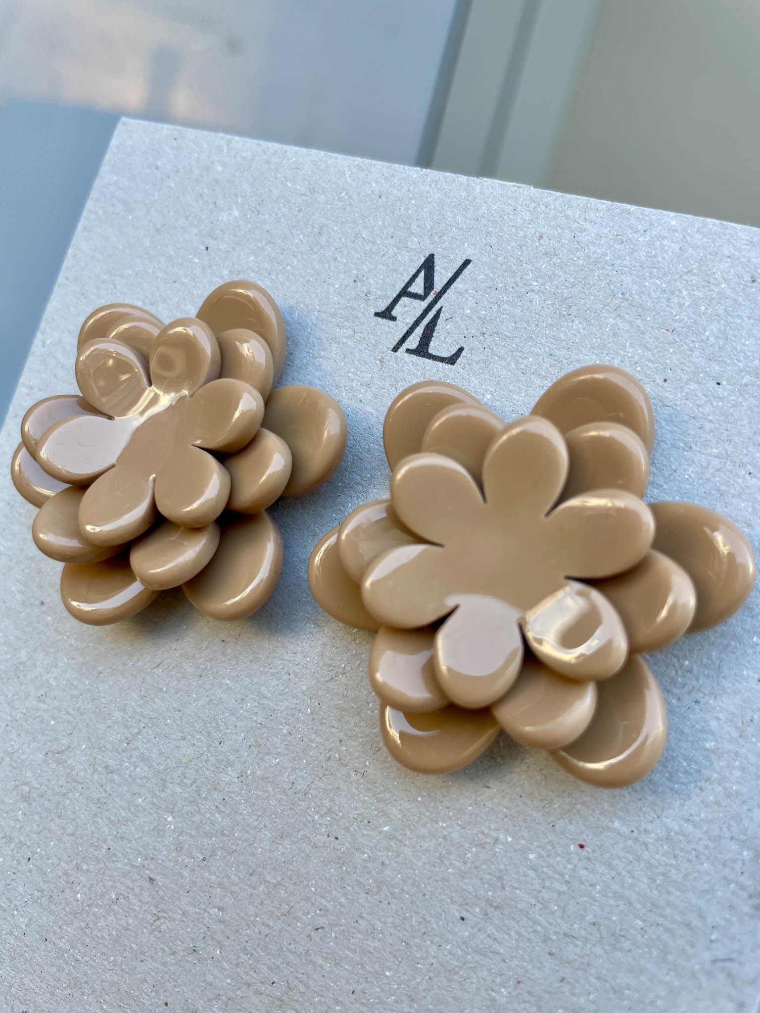 Marguerite Bouquet Stud Beige 2