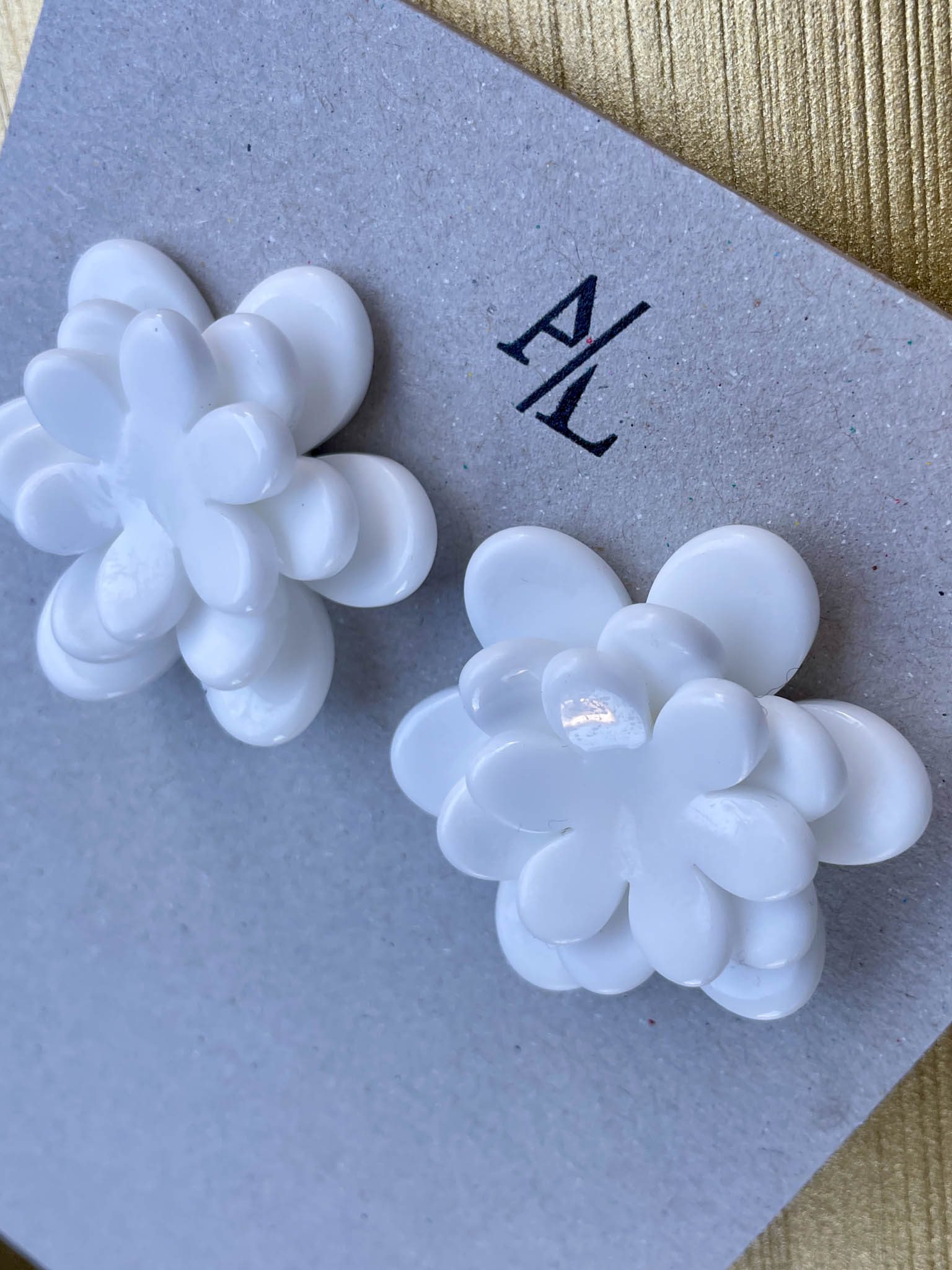 Marguerite Bouquet Stud White